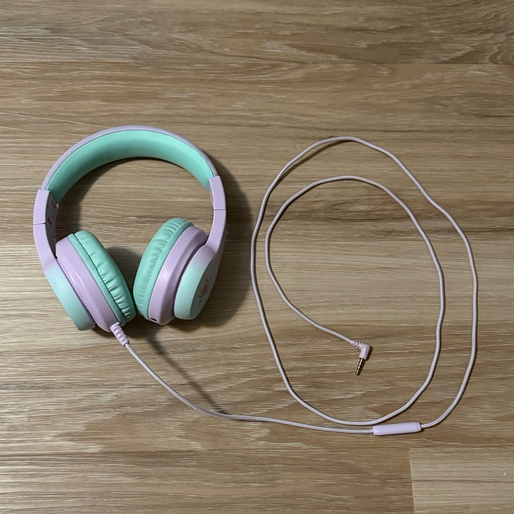 iClever |3.5mm Jack WiredOver Ear Stereo Headphones 
85dBA Safe Volume Limiter